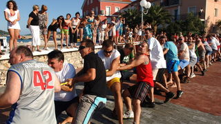 Zadar, 050809.
Danas je u mjestu Poljana na otoku Ugljanu odrzana festa, uz raznoliki program tu se i naslo vec tradicionalno potezanje konopa preko uvale, zanimljivo po tome jer sudjeluje vise stotina ljudi a natjecu se dvije strane mjesta svi domaci i g Zadar, 050809.
Danas je u mjestu Poljana na otoku Ugljanu odrzana festa, uz raznoliki program tu se i naslo vec tradicionalno potezanje konopa preko uvale, zanimljivo po tome jer sudjeluje vise stotina ljudi a natjecu se dvije strane mjesta svi domaci i g