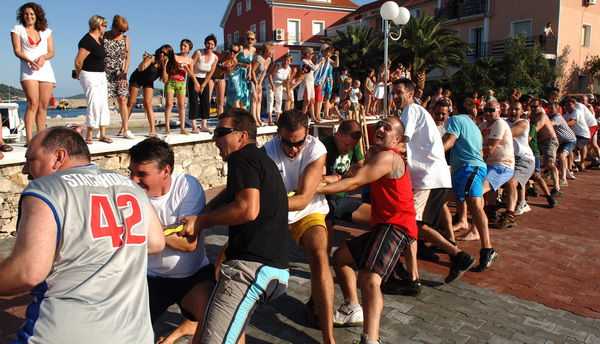 Zadar, 050809.
Danas je u mjestu Poljana na otoku Ugljanu odrzana festa, uz raznoliki program tu se i naslo vec tradicionalno potezanje konopa preko uvale, zanimljivo po tome jer sudjeluje vise stotina ljudi a natjecu se dvije strane mjesta svi domaci i g Zadar, 050809.
Danas je u mjestu Poljana na otoku Ugljanu odrzana festa, uz raznoliki program tu se i naslo vec tradicionalno potezanje konopa preko uvale, zanimljivo po tome jer sudjeluje vise stotina ljudi a natjecu se dvije strane mjesta svi domaci i g