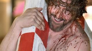 Zadarski performer Enio Mestrovic prosetao je centrom grada prerusen u Isusa noseci drveni kriz u hrvatskim detaljima. Prolazeci gradom uzvikivao je “Oprosti im Boze, ne znaju sto cine ni jedni ni drugi”. Photo: Dino Stanin/PIXSELL Zadarski performer Enio Mestrovic prosetao je centrom grada prerusen u Isusa noseci drveni kriz u hrvatskim detaljima. Prolazeci gradom uzvikivao je “Oprosti im Boze, ne znaju sto cine ni jedni ni drugi”. Photo: Dino Stanin/PIXSELL