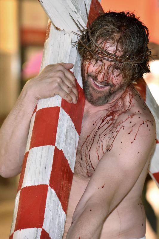 Zadarski performer Enio Mestrovic prosetao je centrom grada prerusen u Isusa noseci drveni kriz u hrvatskim detaljima. Prolazeci gradom uzvikivao je “Oprosti im Boze, ne znaju sto cine ni jedni ni drugi”. Photo: Dino Stanin/PIXSELL Zadarski performer Enio Mestrovic prosetao je centrom grada prerusen u Isusa noseci drveni kriz u hrvatskim detaljima. Prolazeci gradom uzvikivao je “Oprosti im Boze, ne znaju sto cine ni jedni ni drugi”. Photo: Dino Stanin/PIXSELL