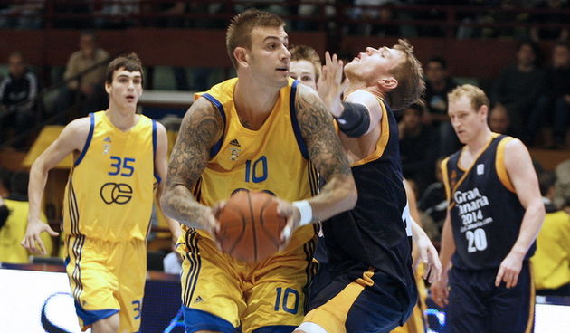 Zagreb, 290910. Dvorana u Trnskom. Kosarkaska utakmica Zagreb Croatia Osiguranje – Gran Canaria, kvalifikacije za Eurokup. Na slici Mario Kasun (zuti). Foto: Nina Djurdjevic / CROPIX