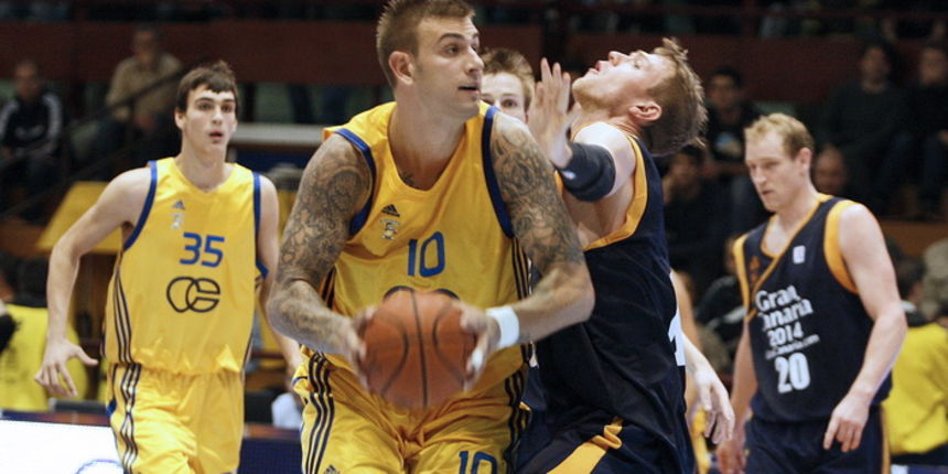 Zagreb, 290910. Dvorana u Trnskom. Kosarkaska utakmica Zagreb Croatia Osiguranje – Gran Canaria, kvalifikacije za Eurokup. Na slici Mario Kasun (zuti). Foto: Nina Djurdjevic / CROPIX Zagreb, 290910. Dvorana u Trnskom. Kosarkaska utakmica Zagreb Croatia Osiguranje – Gran Canaria, kvalifikacije za Eurokup. Na slici Mario Kasun (zuti). Foto: Nina Djurdjevic / CROPIX