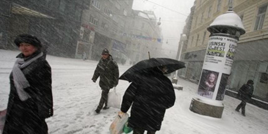 Snijeg u Zagrebu /foto: Damjan Tadic CROPIX) Snijeg u Zagrebu /foto: Damjan Tadic CROPIX)
