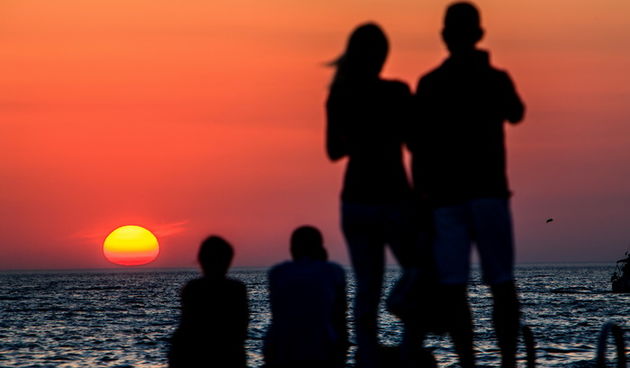 Zadar, 220612. 
Kraj dana u Zadru obiljezilo je +30 stupnjeva te slabi maestral.
Mnogi Zadrani i njihovi gosti okupili su se na Morskim Orguljama promatrajuci zalazak sunca koji je sa vrha Poluotoka uvijek ocaravajuc.
Na slici: detalj sa vrha Poluotoka.
F