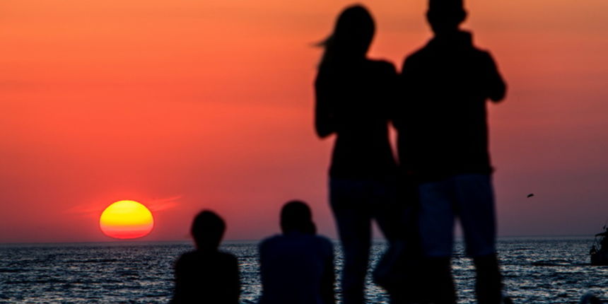 Zadar, 220612. 
Kraj dana u Zadru obiljezilo je +30 stupnjeva te slabi maestral.
Mnogi Zadrani i njihovi gosti okupili su se na Morskim Orguljama promatrajuci zalazak sunca koji je sa vrha Poluotoka uvijek ocaravajuc.
Na slici: detalj sa vrha Poluotoka.
F