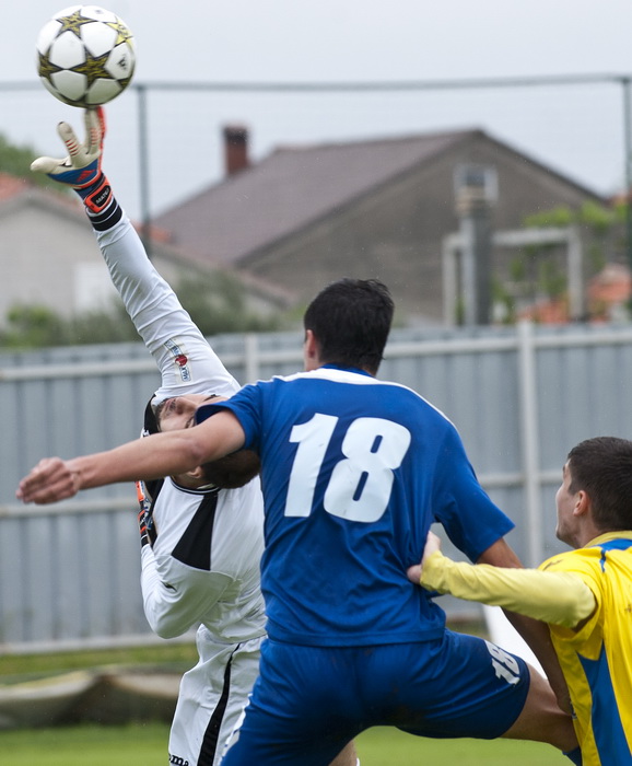 Zadar, 270413.
Stadion Stanovi.
1.HNL, 29. kolo utakmica Zadar – Inter.
Na fotografiji: plavi Zadar Stipe Perica, golman Matej Delac.
Foto: Josko Ponos / CROPIX Zadar, 270413.
Stadion Stanovi.
1.HNL, 29. kolo utakmica Zadar – Inter.
Na fotografiji: plavi Zadar Stipe Perica, golman Matej Delac.
Foto: Josko Ponos / CROPIX