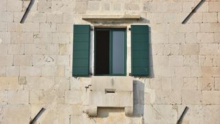 Han Maskovica izgradjen u 17. stoljecu i sluzio je u civilne svrhe kao svratiste, odmoriste i rezidencija. Objekt je izgradio Jusuf Maskovic, visoki dostojanstvenik na turskom dvoru, inace rodom iz Vrane ili iz Pakostana. Zapocet je u vrijeme izbijanja K Han Maskovica izgradjen u 17. stoljecu i sluzio je u civilne svrhe kao svratiste, odmoriste i rezidencija. Objekt je izgradio Jusuf Maskovic, visoki dostojanstvenik na turskom dvoru, inace rodom iz Vrane ili iz Pakostana. Zapocet je u vrijeme izbijanja K