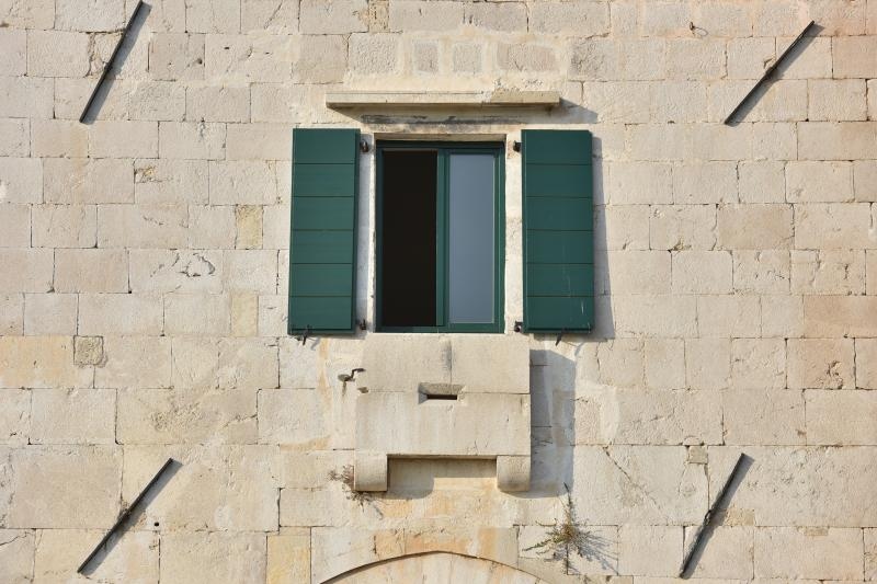 Han Maskovica izgradjen u 17. stoljecu i sluzio je u civilne svrhe kao svratiste, odmoriste i rezidencija. Objekt je izgradio Jusuf Maskovic, visoki dostojanstvenik na turskom dvoru, inace rodom iz Vrane ili iz Pakostana. Zapocet je u vrijeme izbijanja K Han Maskovica izgradjen u 17. stoljecu i sluzio je u civilne svrhe kao svratiste, odmoriste i rezidencija. Objekt je izgradio Jusuf Maskovic, visoki dostojanstvenik na turskom dvoru, inace rodom iz Vrane ili iz Pakostana. Zapocet je u vrijeme izbijanja K