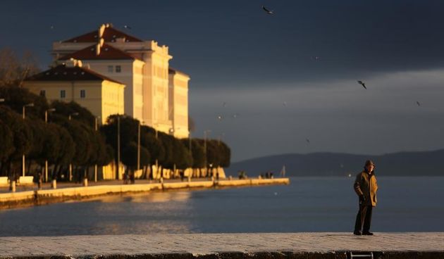 Nakon cjelodnevne kise tek nekolicina ljudi se mogla vidjeti u gradu. Photo: Filip Brala/PIXSELL