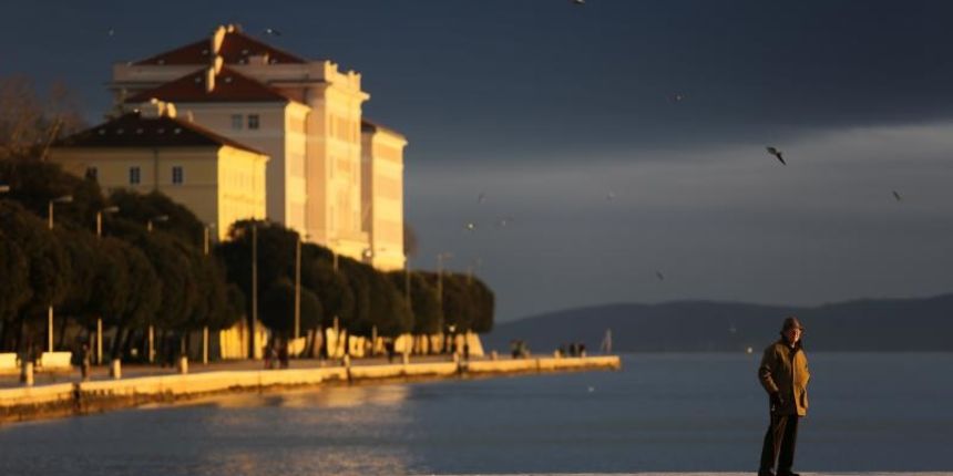 Nakon cjelodnevne kise tek nekolicina ljudi se mogla vidjeti u gradu. Photo: Filip Brala/PIXSELL Nakon cjelodnevne kise tek nekolicina ljudi se mogla vidjeti u gradu. Photo: Filip Brala/PIXSELL