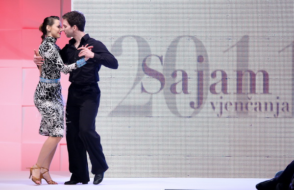 Zagreb, 040211. 
Arena Zagreb, Laniste.
13. Sajam vjencanja, velika modna revija sa modelima modne agencije Sandra. 
Na slici: plesaci.
Foto: Biljana Gaurina / CROPIX