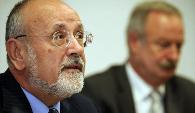 Zagreb, 211009.
Glavni ravnatelj HRT-a Vanja Sutlic na press konferenciji povodom ucestalih napada na Hrt . 
Na slici: Vanja Sutlic ravnatelj Hrt-a u pozadini pomocnik za medije Dragutin Lucic.
Foto: Drago Sopta / CROPIX