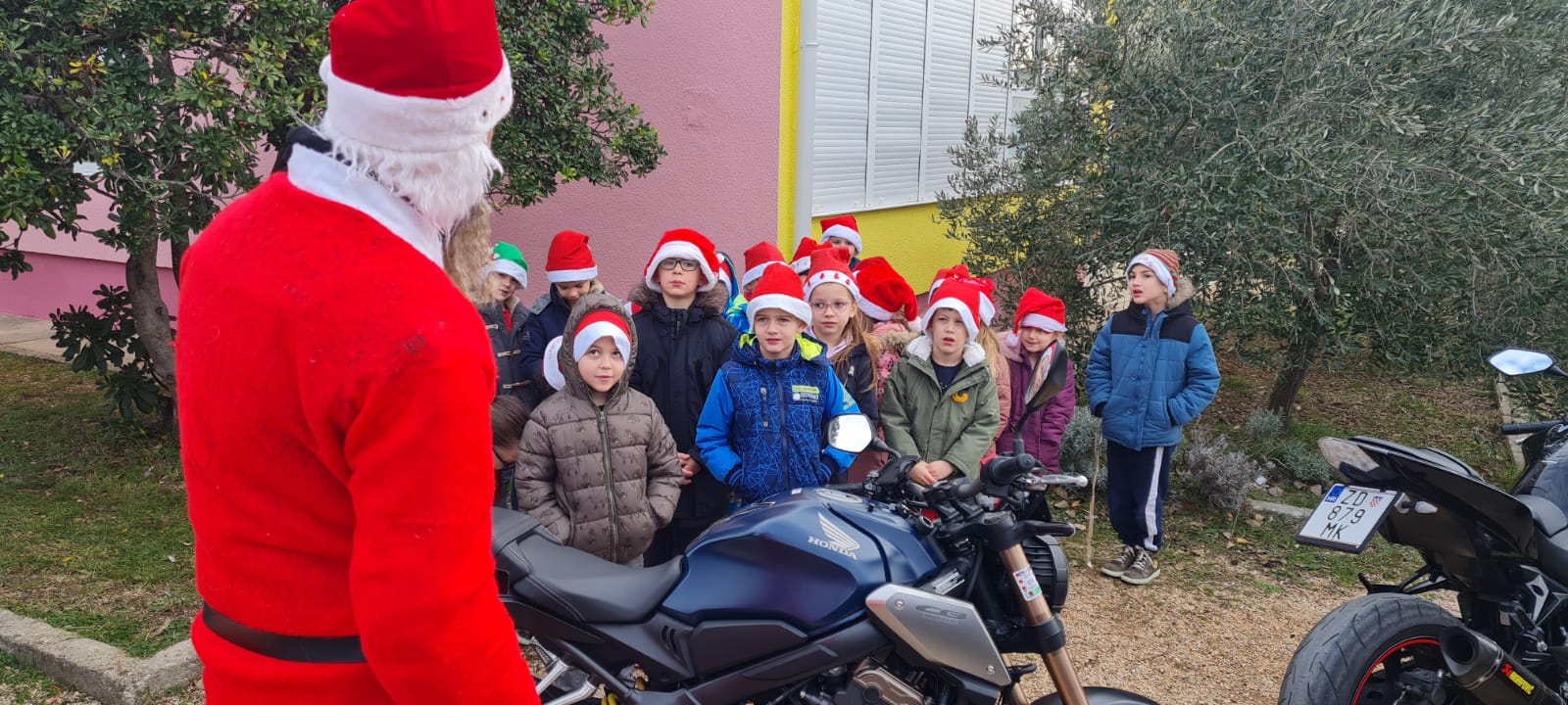 Bibinje: Moto mrazovi razveselili mališane Bibinje: Moto mrazovi razveselili mališane