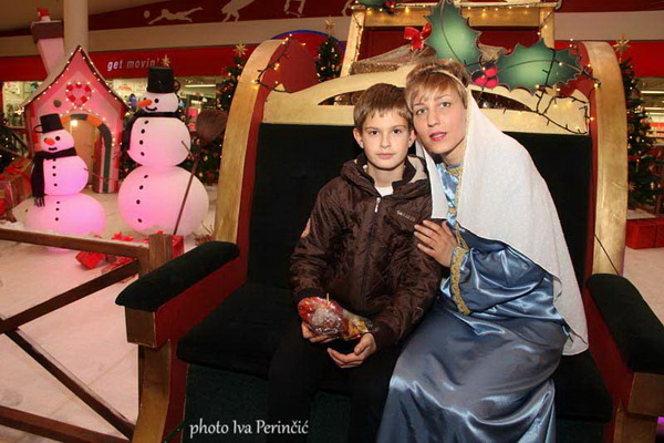 Sv. Luce razveselila mališane u Supernova centru, Foto: Iva Perinčić Sv. Luce razveselila mališane u Supernova centru, Foto: Iva Perinčić