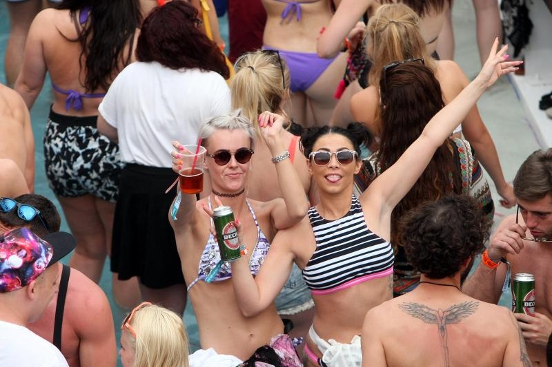 Zrće: Drugi dan Hideout festivala privukao je mnogobrojnu publiku na after beach party, Photo: Luka Stanzl/PIXSELL Zrće: Drugi dan Hideout festivala privukao je mnogobrojnu publiku na after beach party, Photo: Luka Stanzl/PIXSELL