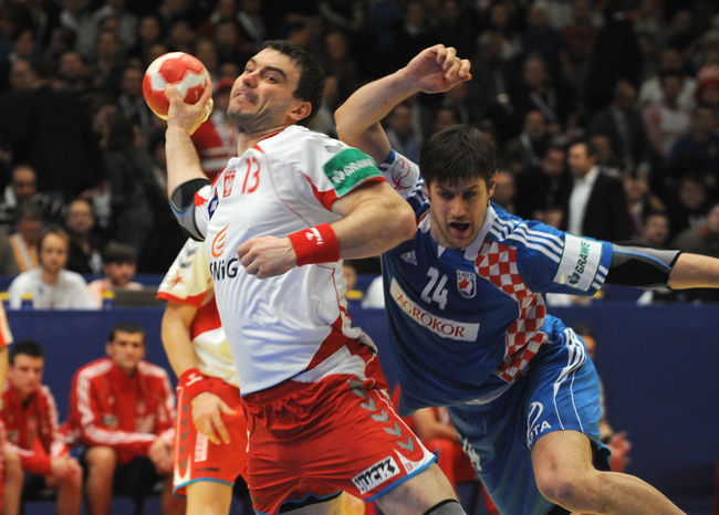 Bec, 300110.
Austrija je domacin EURO 2010 u rukometu od 19-31 01.10. U Becu se igraju utakmice poufinala i finala. Polufinale su izborile reprezentacije Islanda, Francuske, Poljske i Hrvatske.
Polufinale, susret ekipa Hrvatska – Poljske.
Na slici: Barto Bec, 300110.
Austrija je domacin EURO 2010 u rukometu od 19-31 01.10. U Becu se igraju utakmice poufinala i finala. Polufinale su izborile reprezentacije Islanda, Francuske, Poljske i Hrvatske.
Polufinale, susret ekipa Hrvatska – Poljske.
Na slici: Barto