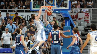 Zadar, 010610.
Dvorana Kresimir Cosic u Zadru. Druga finalna utakmica kosarkaskog prvenstva Hrvatske odigrana izmedju KK Zadar i KK Cibona.
Na slici: igrac Zadra Plaisted zakucava
Foto: Andrija Lucic / CROPIX Zadar, 010610.
Dvorana Kresimir Cosic u Zadru. Druga finalna utakmica kosarkaskog prvenstva Hrvatske odigrana izmedju KK Zadar i KK Cibona.
Na slici: igrac Zadra Plaisted zakucava
Foto: Andrija Lucic / CROPIX