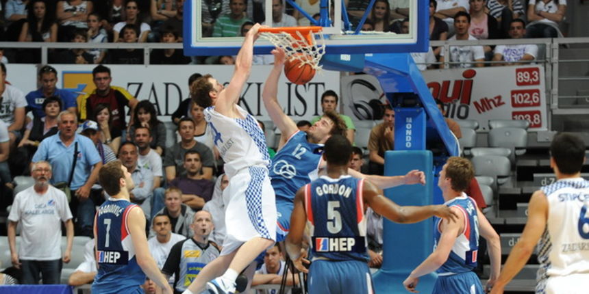 Zadar, 010610.
Dvorana Kresimir Cosic u Zadru. Druga finalna utakmica kosarkaskog prvenstva Hrvatske odigrana izmedju KK Zadar i KK Cibona. 
Na slici: igrac Zadra Plaisted zakucava
Foto: Andrija Lucic / CROPIX