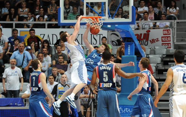Zadar, 010610.
Dvorana Kresimir Cosic u Zadru. Druga finalna utakmica kosarkaskog prvenstva Hrvatske odigrana izmedju KK Zadar i KK Cibona.
Na slici: igrac Zadra Plaisted zakucava
Foto: Andrija Lucic / CROPIX Zadar, 010610.
Dvorana Kresimir Cosic u Zadru. Druga finalna utakmica kosarkaskog prvenstva Hrvatske odigrana izmedju KK Zadar i KK Cibona.
Na slici: igrac Zadra Plaisted zakucava
Foto: Andrija Lucic / CROPIX