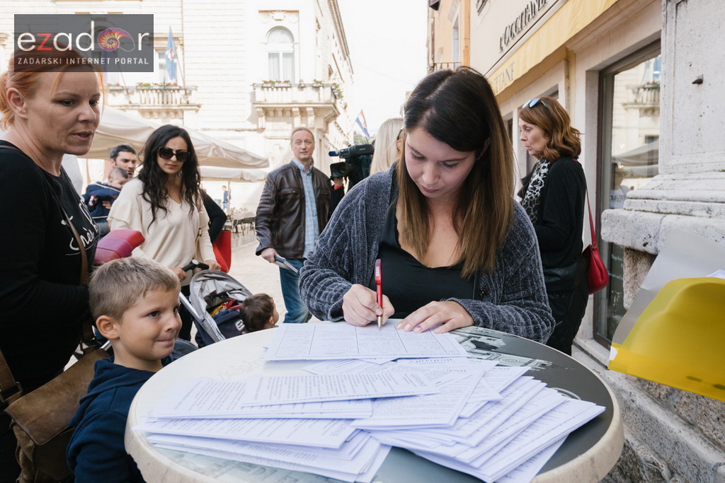 Prosvjedni skup roditelja protiv politike obaveznog cijepljenja Prosvjedni skup roditelja protiv politike obaveznog cijepljenja
