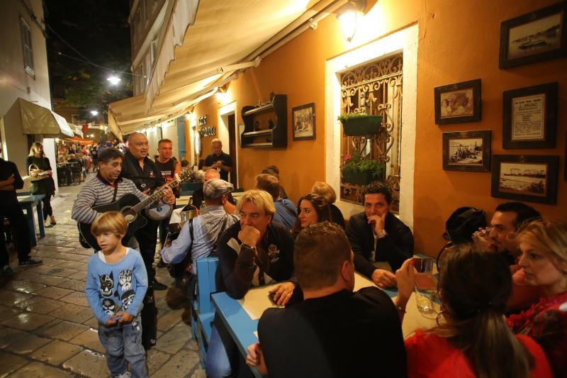 Građani se do ranih jutarnjih sati zabavljali na tradicionalnoj Varoškoj fešti, foto: Filip Brala/PIXSELL Građani se do ranih jutarnjih sati zabavljali na tradicionalnoj Varoškoj fešti, foto: Filip Brala/PIXSELL