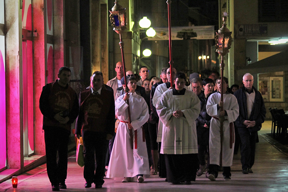 Procesija Velikog petka, 6. travnja 2012. (foto:Saša Čuka) Procesija Velikog petka, 6. travnja 2012. (foto:Saša Čuka)