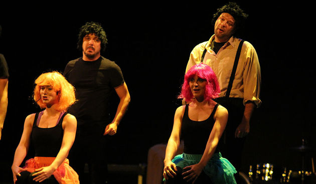 “Nemirne noge” autorski je projekt Saše Anočića koji potpisuje tekst, režiju i scenografiju. U predstavi igraju: Damir Klemenić, Jerko Marčić, Saša Anočić, Matija Antolić, Tvrtko Jurić, Marina Lamot, Tihana Lazović, Mateja Majerle, Nera Stipičević i Neven