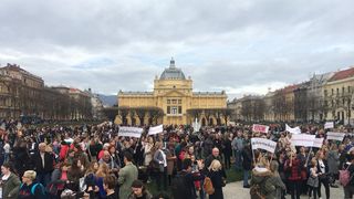 Prosvjed #spasime: Tomislavov trg u Zagrebu pun ljudi, došao i Plenković Prosvjed #spasime: Tomislavov trg u Zagrebu pun ljudi, došao i Plenković