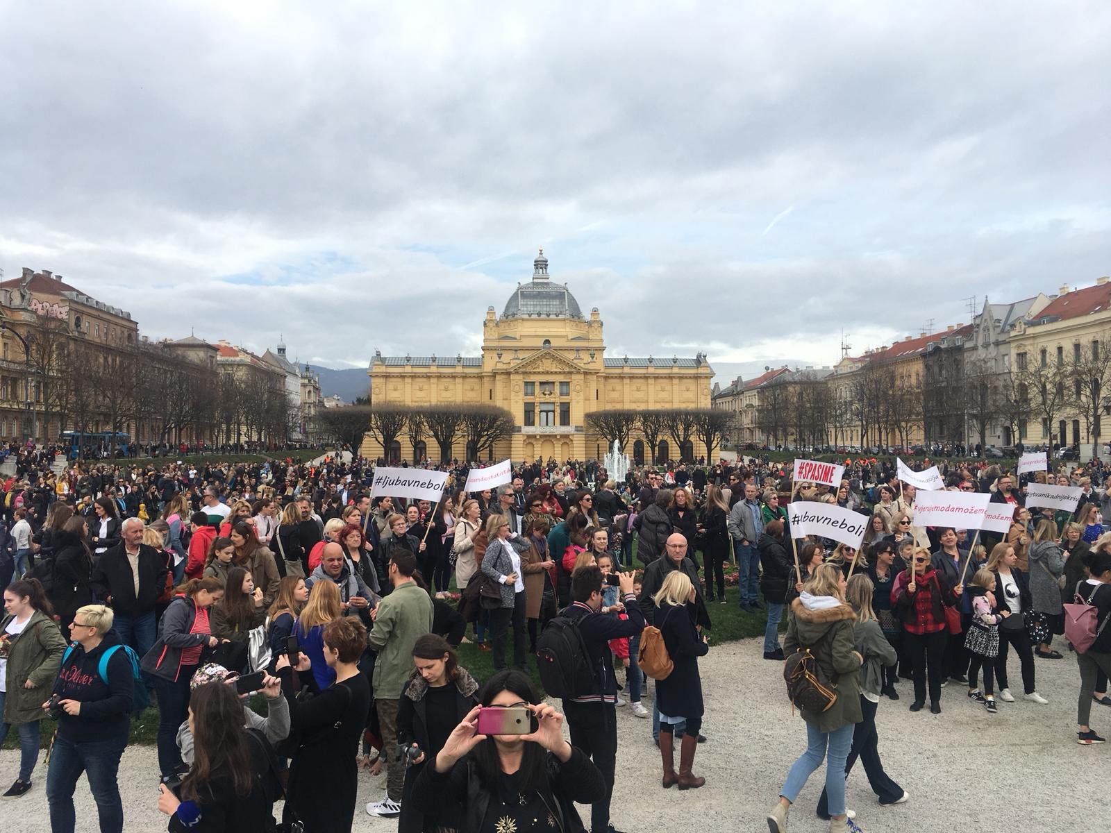 Prosvjed #spasime: Tomislavov trg u Zagrebu pun ljudi, došao i Plenković Prosvjed #spasime: Tomislavov trg u Zagrebu pun ljudi, došao i Plenković