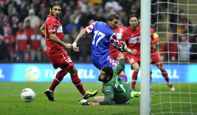 Istanbul, 111111.Turk Telekom Arena.Dodatna kvalifikacijska nogometna utakmica za plasman na Europsko prvenstvo, Turska – Hrvatska.Na slici: Mario Mandzukic pred Demirelom.Foto: Josko Ponos / CROPIX