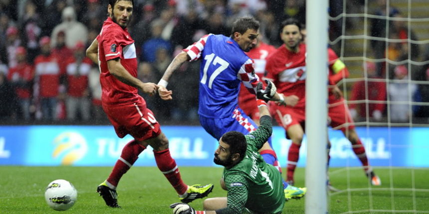 Istanbul, 111111.Turk Telekom Arena.Dodatna kvalifikacijska nogometna utakmica za plasman na Europsko prvenstvo, Turska – Hrvatska.Na slici: Mario Mandzukic pred Demirelom.Foto: Josko Ponos / CROPIX Istanbul, 111111.Turk Telekom Arena.Dodatna kvalifikacijska nogometna utakmica za plasman na Europsko prvenstvo, Turska – Hrvatska.Na slici: Mario Mandzukic pred Demirelom.Foto: Josko Ponos / CROPIX