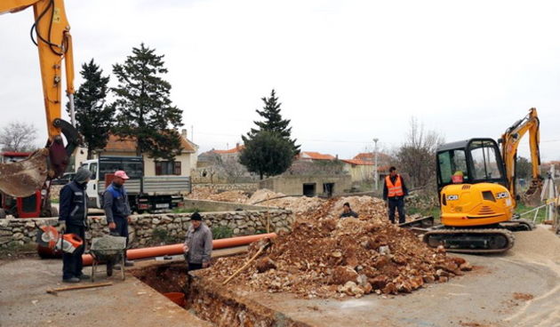Općinska tvrtka “Vodovod Vir” izvodi radove na Viru. Foto. Virski list