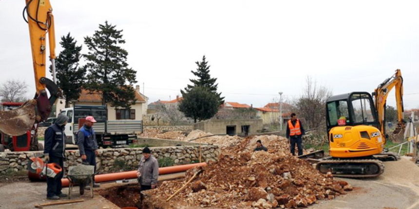 Općinska tvrtka “Vodovod Vir” izvodi radove na Viru. Foto. Virski list Općinska tvrtka “Vodovod Vir” izvodi radove na Viru. Foto. Virski list
