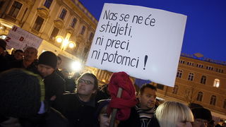 Zagreb, 040311.
Peti po redu, protuvladin prosvjed tzv. facebook grupe zapocinje veceras na Cvjetnom trgu.
Na fotografiji: Transparenti.
Foto: Davor Pongracic / CROPIX Zagreb, 040311.
Peti po redu, protuvladin prosvjed tzv. facebook grupe zapocinje veceras na Cvjetnom trgu.
Na fotografiji: Transparenti.
Foto: Davor Pongracic / CROPIX