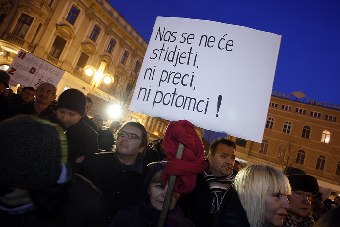 Zagreb, 040311.
Peti po redu, protuvladin prosvjed tzv. facebook grupe zapocinje veceras na Cvjetnom trgu.
Na fotografiji: Transparenti.
Foto: Davor Pongracic / CROPIX Zagreb, 040311.
Peti po redu, protuvladin prosvjed tzv. facebook grupe zapocinje veceras na Cvjetnom trgu.
Na fotografiji: Transparenti.
Foto: Davor Pongracic / CROPIX