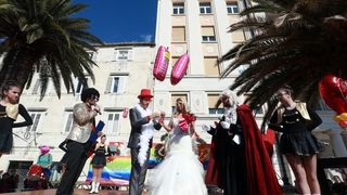 Splitski karneval: Vjenčanje Ave Karabatić i Ivana Pernara na splitskoj rivi