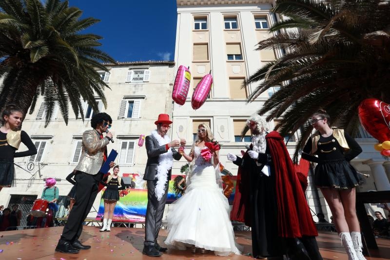 Splitski karneval: Vjenčanje Ave Karabatić i Ivana Pernara na splitskoj rivi