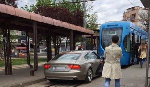 Audi iza tramvaja