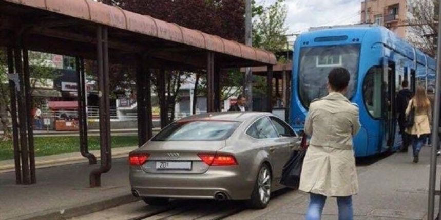 Audi iza tramvaja Audi iza tramvaja