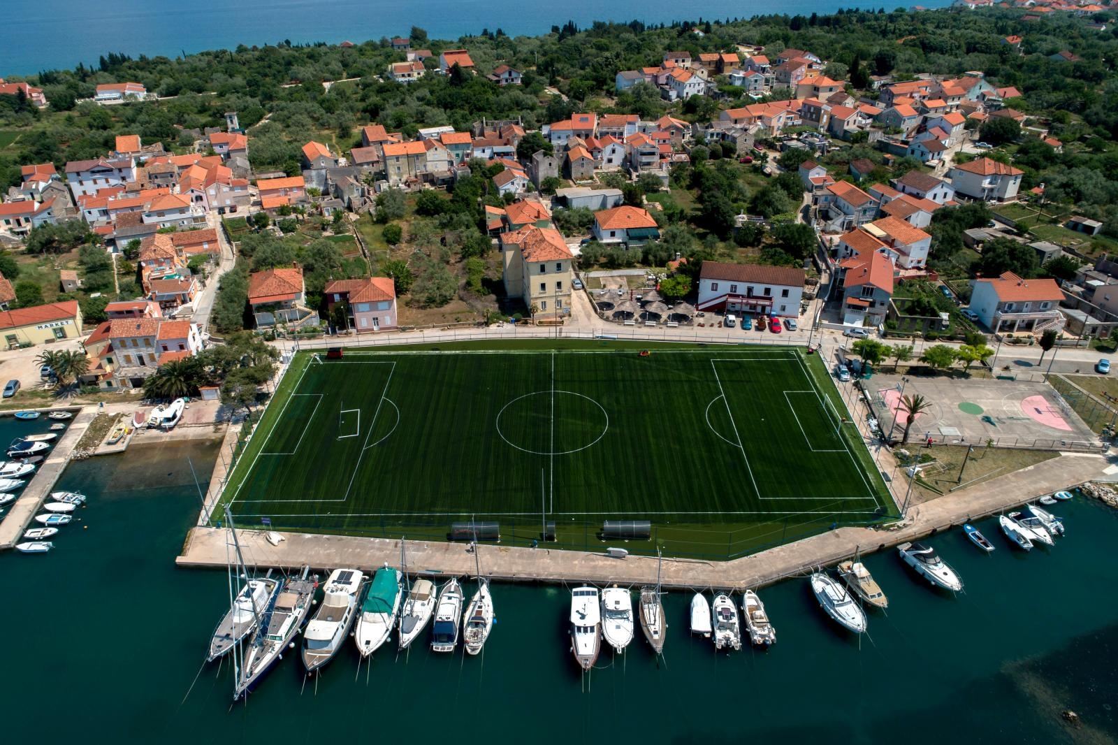 Nogometno igralište uz more u Sutomišćici jedno je od najljepših na svijetu