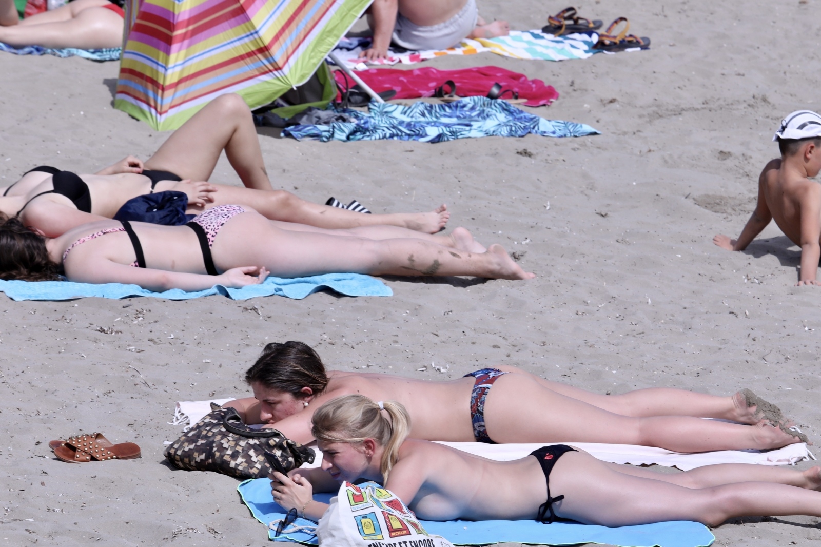 U Splitu je već naveliko počelo guštanje na plaži U Splitu je već naveliko počelo guštanje na plaži