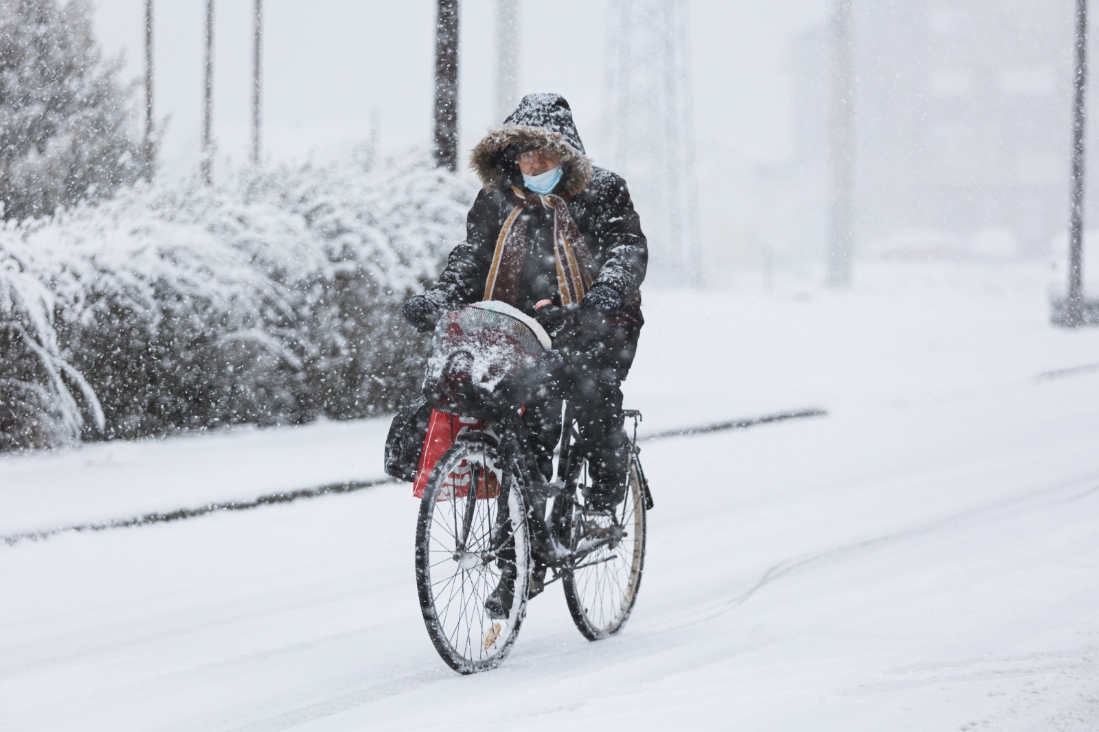 Đir snijegom prekrivenim Gračacom, 25. siječnja 2021. Đir snijegom prekrivenim Gračacom, 25. siječnja 2021.