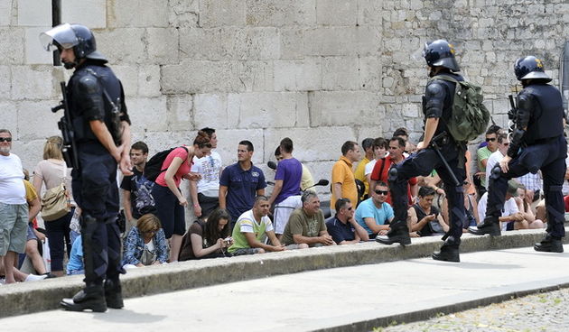 Split, 110611.
U Splitu se po prvi put odrzava Gay Pride koji organiziraju udruge Kontra, Iskorak i Domine. Povorka ponosa LGBT, prva izvan Zagreba, prolazi od Djardina preko Marmontove ulice i Rive do Peristila gdje je predvidjen prigodni programa.
Na sl