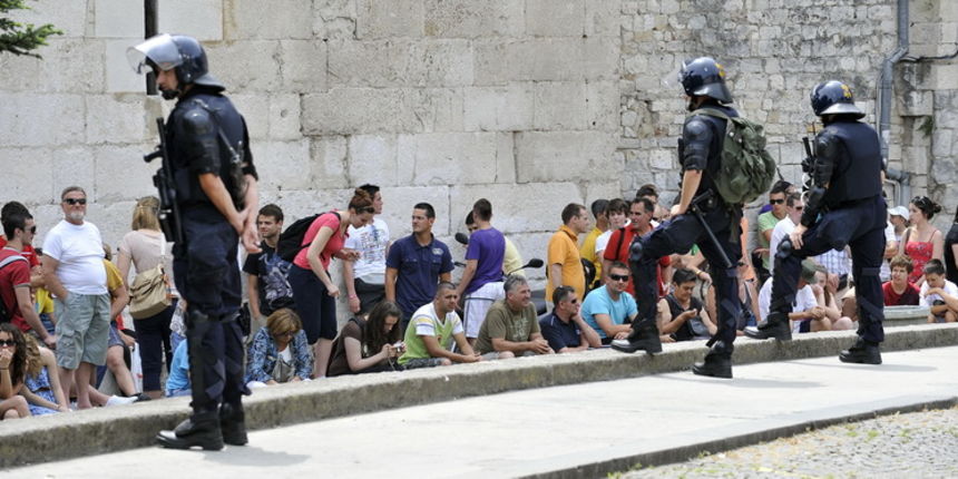 Split, 110611.
U Splitu se po prvi put odrzava Gay Pride koji organiziraju udruge Kontra, Iskorak i Domine. Povorka ponosa LGBT, prva izvan Zagreba, prolazi od Djardina preko Marmontove ulice i Rive do Peristila gdje je predvidjen prigodni programa.
Na sl Split, 110611.
U Splitu se po prvi put odrzava Gay Pride koji organiziraju udruge Kontra, Iskorak i Domine. Povorka ponosa LGBT, prva izvan Zagreba, prolazi od Djardina preko Marmontove ulice i Rive do Peristila gdje je predvidjen prigodni programa.
Na sl