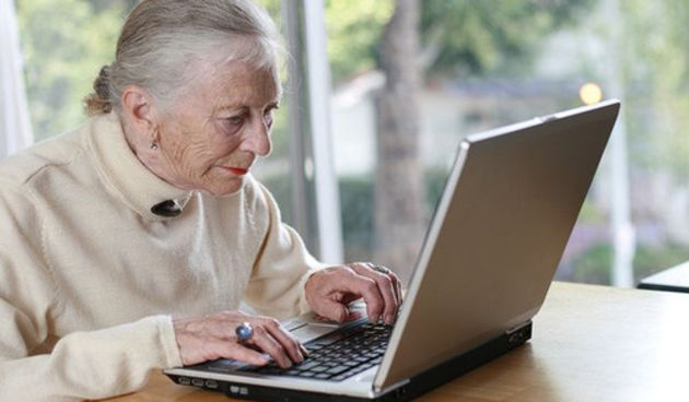 starica za kompjutorom