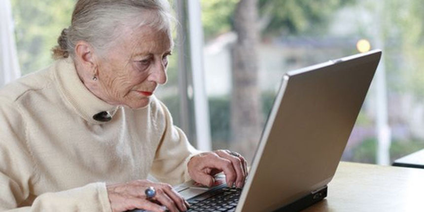 starica za kompjutorom