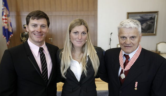 Zagreb, 051010. Predsjednik Ivo Josipovic u svom uredu na Pantovcaku povodom Dana neovisnosti je dodjelio odlikovanja zasluznim gradjanima. Na slici: dobitnik odlikovanja Ante Kostelic sa sinom Ivicom i kcerkom Janicom. Foto: Dragan Matic / Cropix