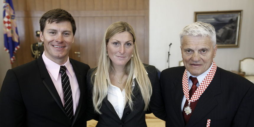 Zagreb, 051010. Predsjednik Ivo Josipovic u svom uredu na Pantovcaku povodom Dana neovisnosti je dodjelio odlikovanja zasluznim gradjanima. Na slici: dobitnik odlikovanja Ante Kostelic sa sinom Ivicom i kcerkom Janicom. Foto: Dragan Matic / Cropix Zagreb, 051010. Predsjednik Ivo Josipovic u svom uredu na Pantovcaku povodom Dana neovisnosti je dodjelio odlikovanja zasluznim gradjanima. Na slici: dobitnik odlikovanja Ante Kostelic sa sinom Ivicom i kcerkom Janicom. Foto: Dragan Matic / Cropix