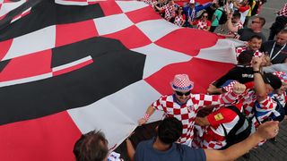 Hrvatski navijači u centru Moskve razvili divovsku zastavu Hrvatski navijači u centru Moskve razvili divovsku zastavu