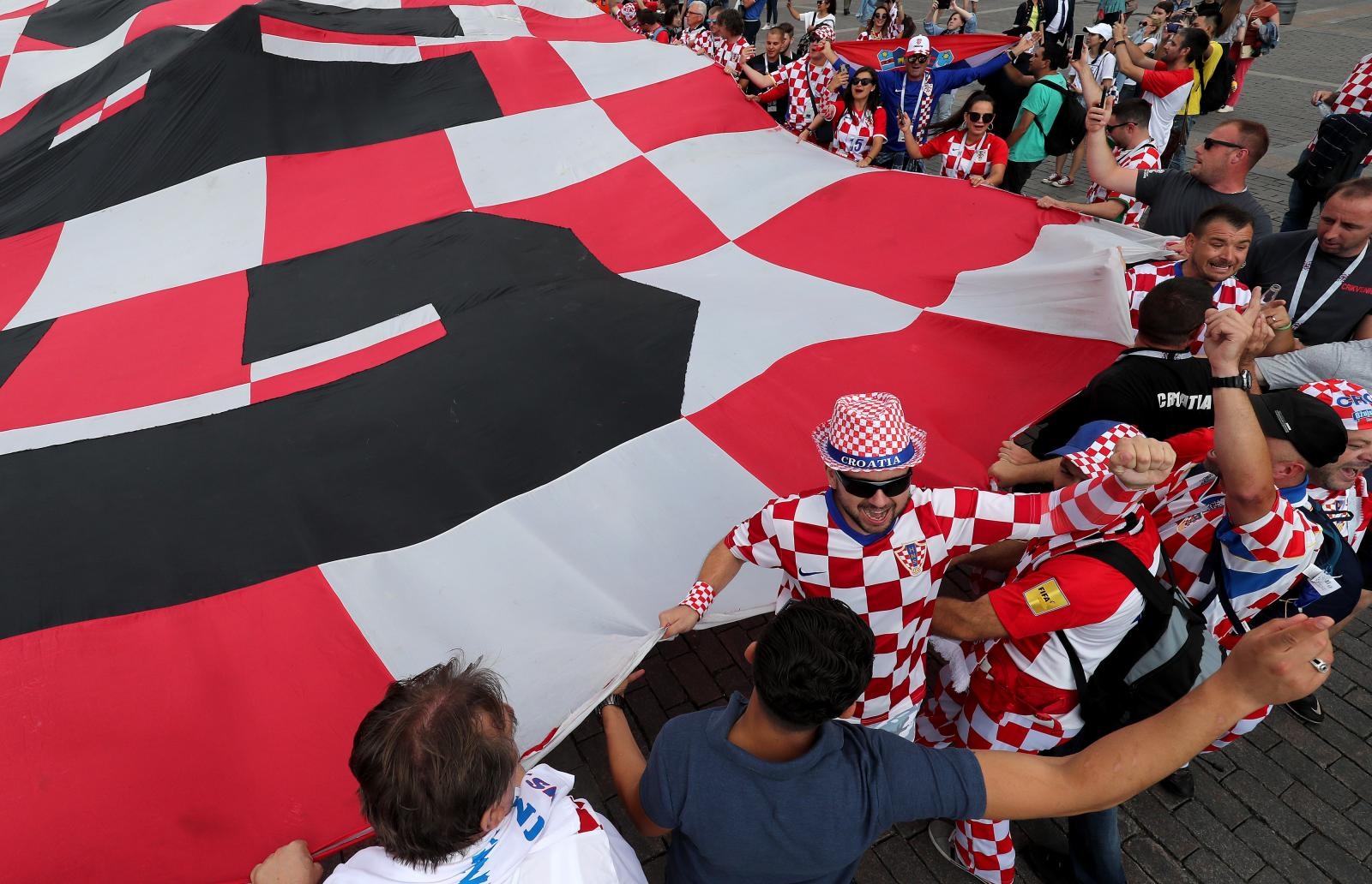 Hrvatski navijači u centru Moskve razvili divovsku zastavu Hrvatski navijači u centru Moskve razvili divovsku zastavu